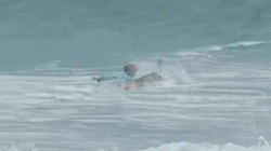 Momenti kur 16-vjeçari sulmohet nga peshkaqeni në Florida