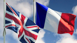 Franca “shtyn” bisedimet me Britaninë sherri i Aukusit