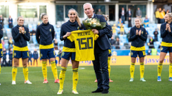 Asllani urohet për kalimin e shifrës prej 150 ndeshjeve me Suedinë