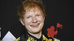 Ed Sheeran e tejkalon veten në toplistë me hitin e ri “Shivers”