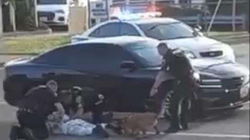 Një video zbulon policët në Missouri që e lënë qenin ta kafshojë një zezak