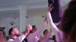 Dhëndri thyen shpinën në festën e dasmës, shokët e hodhën lart por nuk arritën ta presin