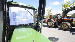 Fermerët e pakënaqur protestojnë me traktorë para Ministrisë së Bujqësisë