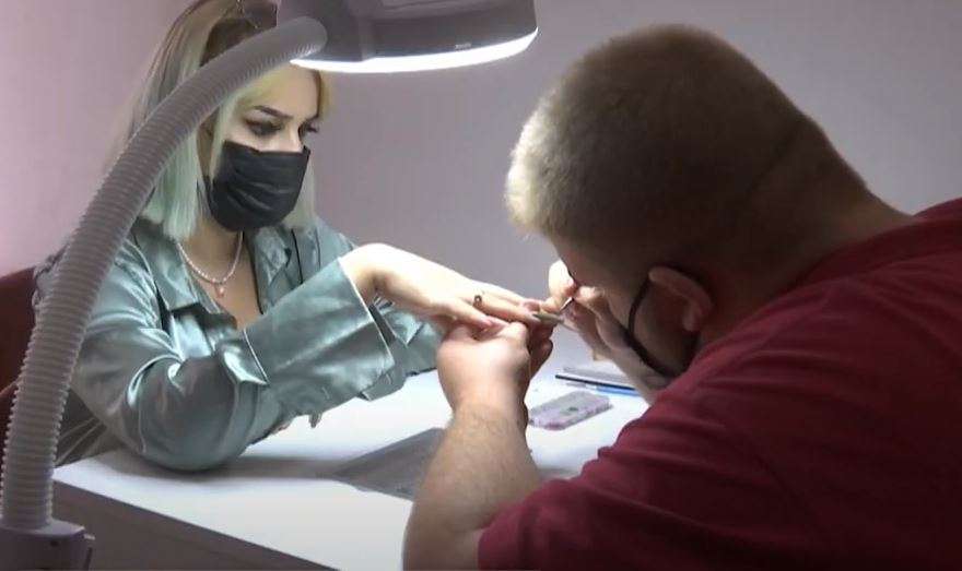 20-vjeçari nga Prishtina, teknik i thonjve për femra