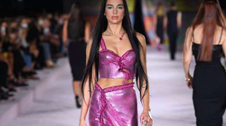 Dua Lipa e quan nder pjesëmarrjen në shoun e Versaces