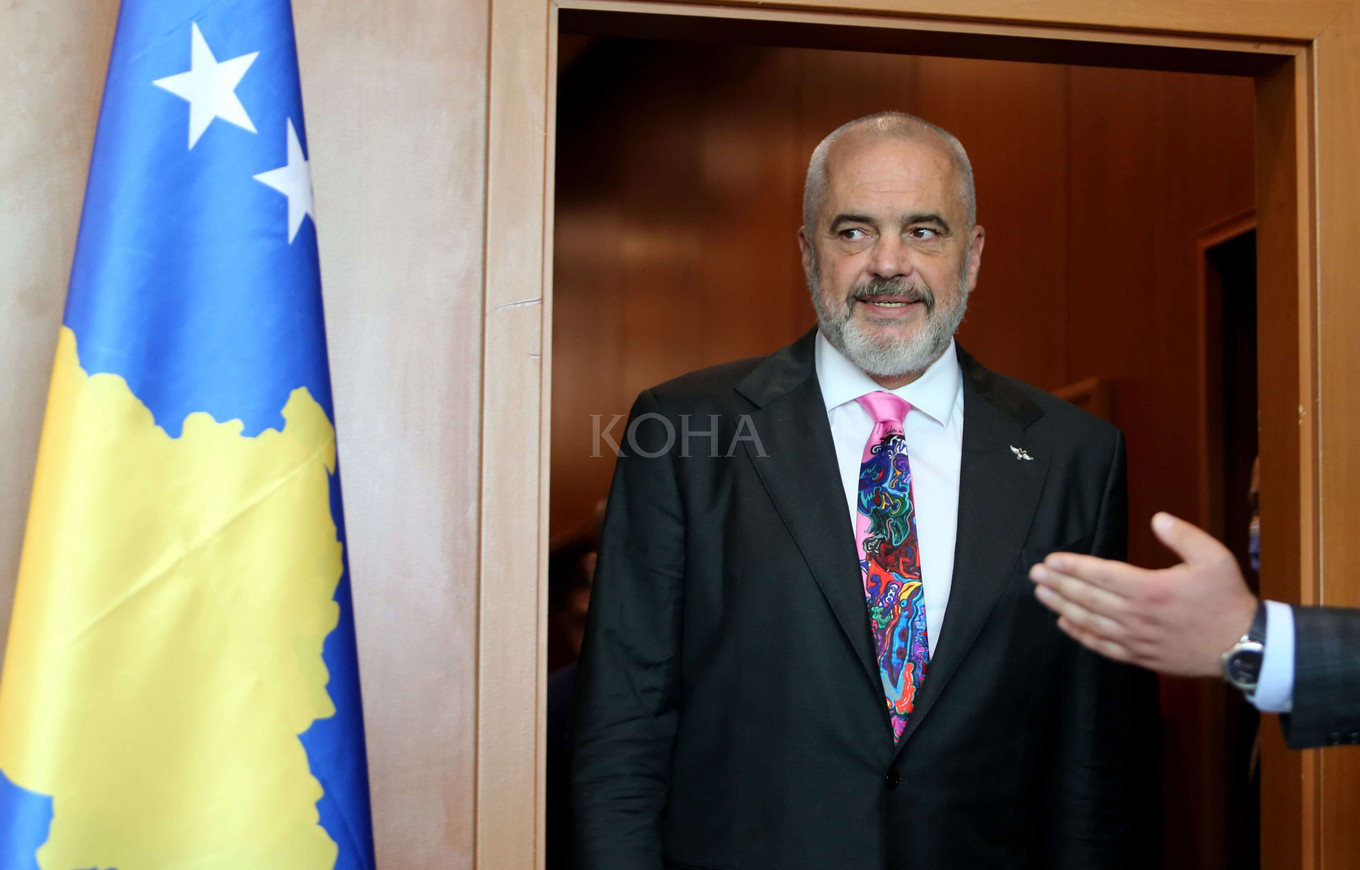 Edi Rama Arab Robe Edi Rama on Monday in Kosovo - KOHA.net