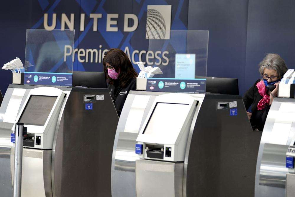 “United Airlines” pritet t’i largojë nga puna afër 600 punëtorë të pavaksinuar
