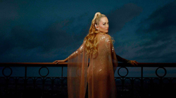 Rita Ora sonte performon nga Kulla Eiffel 