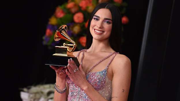 Dua Lipa ngjitet këtë të diele në skenën e “Grammy”
