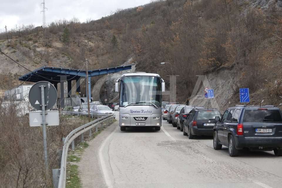 Serbët nga veriu i Kosovës nisen me autobusë për të votuar në Serbi