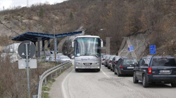 Serbët nga veriu i Kosovës nisen me autobusë për të votuar në Serbi