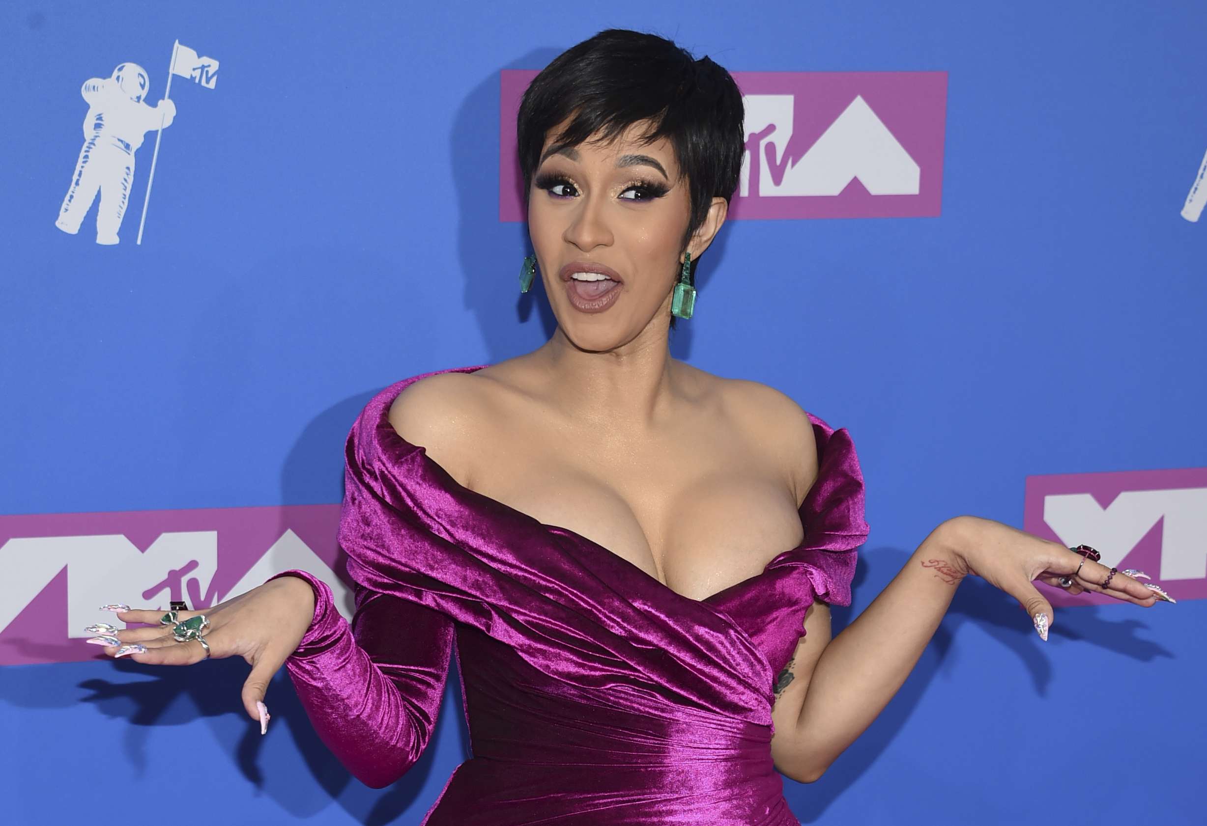 Cardi B po e vazhdon spastrimin e mediave sociale