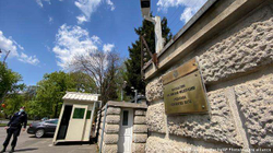 Vetura përplaset në hyrjen e Ambasadës Ruse në Rumani, vdes një person