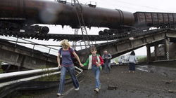 Sulm ajror në hekurudhën e rajonit të Donetskut, bllokohen tre trena evakuimi