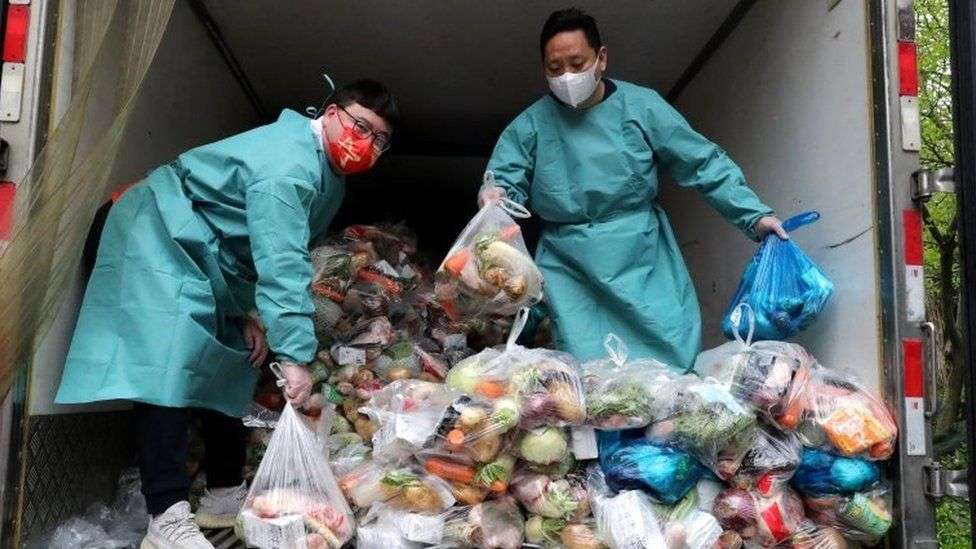 Banorët e Shanghait ankohen se po u mbarojnë rezervat ushqimore