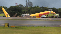 Aeroporti i Costa Ricës rihapet pas ndarjes në dysh të një avioni