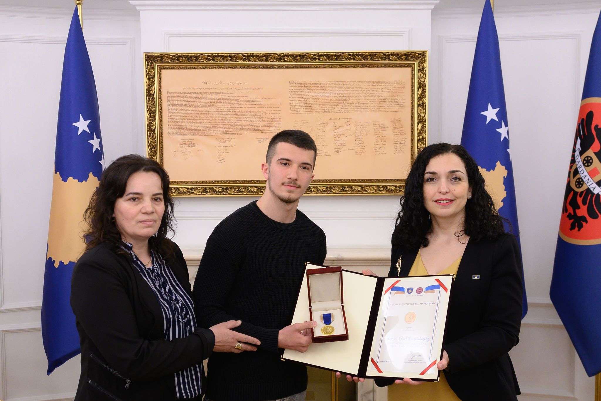 Osmani dekoron post mortem 5 ushtarakë të Brigadës së UÇK-së 138 “Agim Ramadani”