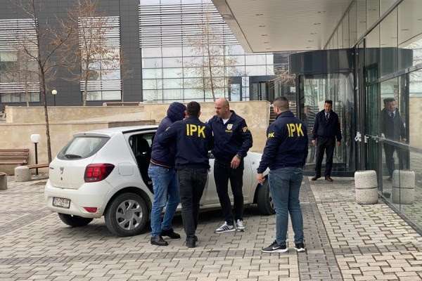 Mbërrijnë në gjykatë një pjesë e policëve të arrestuar në Vërmicë