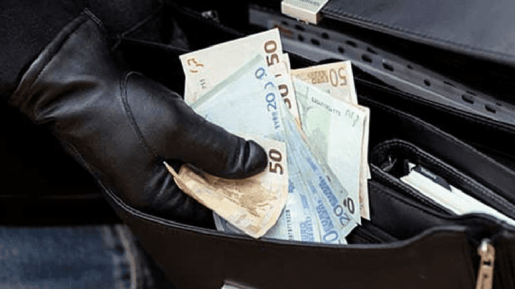 Prishtinasit i vidhet nga vetura çanta me 8.000 euro