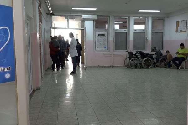 45 profesionistë shëndetësorë të QKMF-së në Fushë Kosovë mbesin pa punë