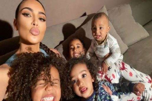 Kim Kardashian tregon se si ua shpjegoi fëmijëve ndarjen nga Kanye West