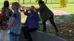 Një grua ia thyen vezën në kokë politikanit australian