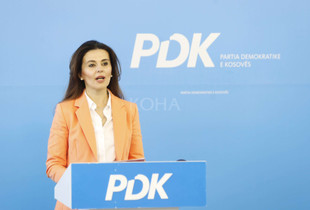 Nënkryetarja e PDK-së, Vlora Çitaku në konferencë për media