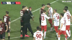 Kaos në Serie C, tifozët futen në fushë dhe e kërcënojnë futbollistin me vdekje