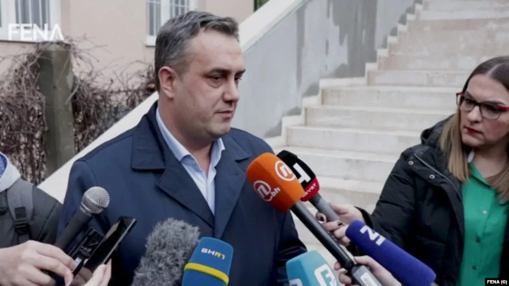 Asim Sarajliq, delegat në Asamblenë Parlamentare të Bosnje e Hercegovinës dhe zyrtar i lartë i Partisë udhëheqëse boshnjake të Veprimit Demokratik (SDA), dha të mërkurën dorëheqje nga të gjitha funksionet politike