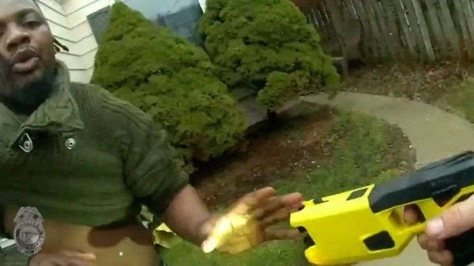 Momenti kur një afro-amerikan qëllohet për vdekje nga polici