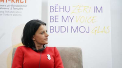 Vasfije Krasniqi kërkon që lulëkuqja me katër petale të bëhet simbol përkujtimor i gjenocidit