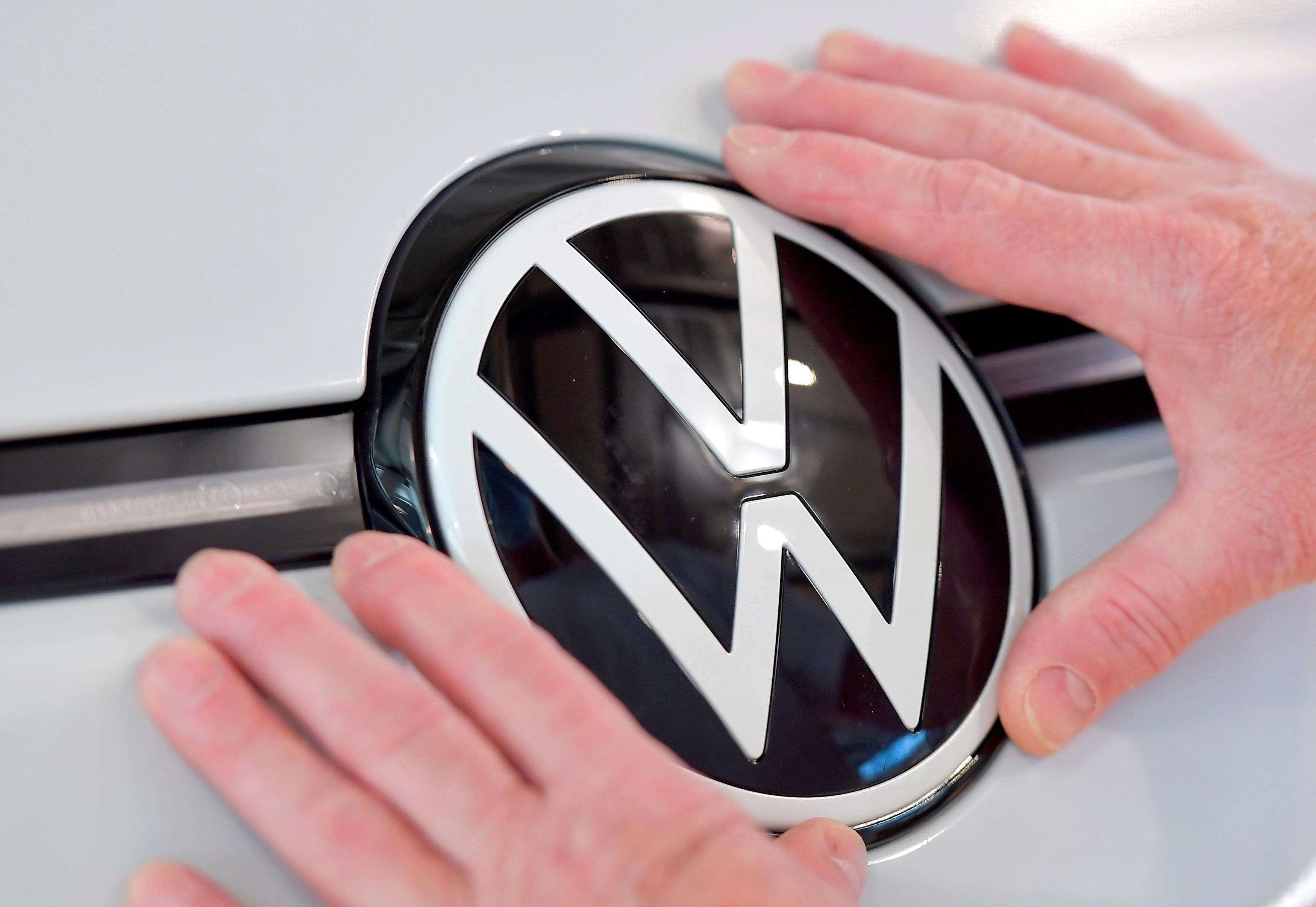 Rriten fitimet e Volkswagenit, por lufta në Ukrainë mund ta dëmtojë biznesin