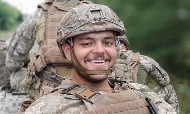 Dalin fotografi të britanikut që u dorëzua te rusët, i rrahur dhe i prangosur
