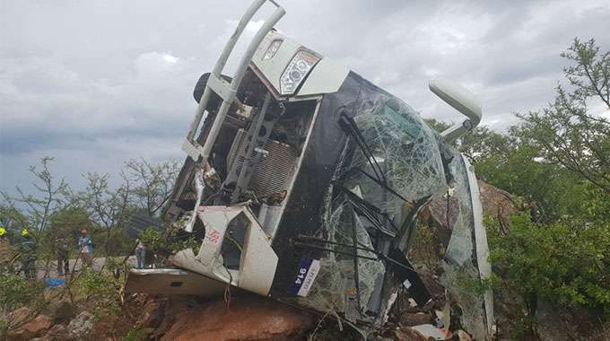 Të paktën 35 të vdekur pasi një autobus i mbingarkuar aksidentohet në Zimbabve