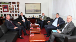 Ministri i Mbrojtjes pret për këshilla e eksperienca tre ish-ministra