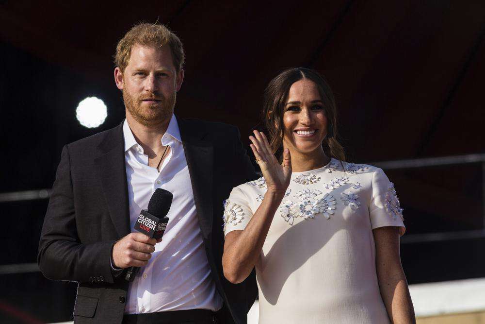 Harry dhe Markle vizitojnë Mbretëreshën në Kështjellën Windsor