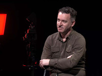 I ftuar në emisionin “Nëpër Film” ishte regjisori Ben Apolloni.   Në këtë intervistë, ai zbuloi hollësi rreth filmit të ri të shkurtër me titull, “Dita e parë e lypësit”, xhirimet e së cilit janë gati për të përfunduar.