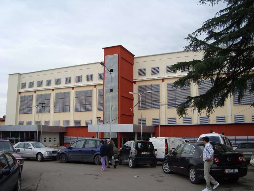 Një grua lind foshnjën në tualetin e Urgjencës në Tiranë