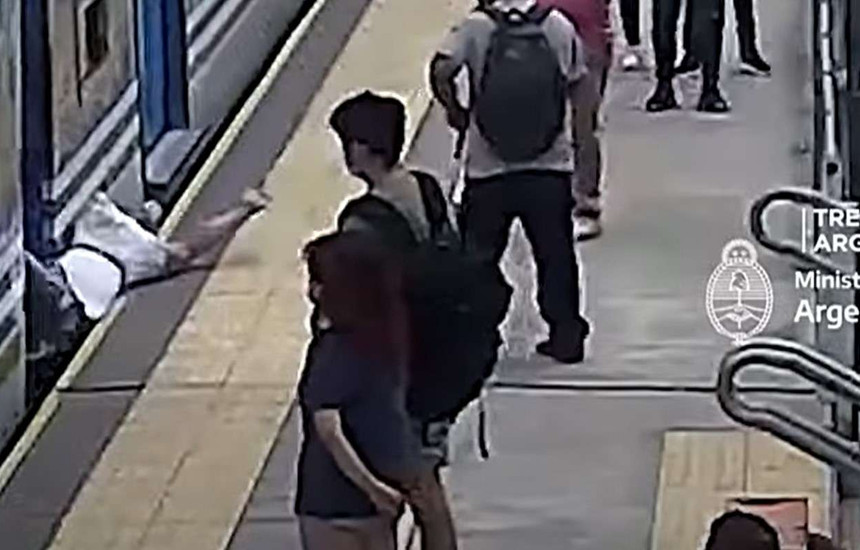 Një grua në Argjentinë bie para trenit
