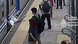 Një grua në Argjentinë bie para trenit, mbijeton