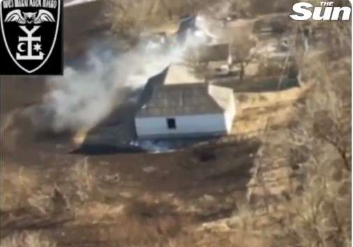 Ushtarët rusë dalin nga streha pas bombardimeve nga forcat ukrainase