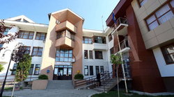 Katër zyrtarë të Novobërdës morën 13,000 euro gjatë 3 vjetëve pa shkuar në punë