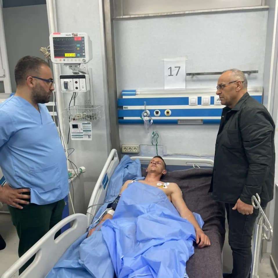 Agim Ademi viziton në spital lojtarin që pësoi arrest kardiak