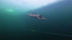 Një grua vendos rekord botëror, noton rreth 300 metra nën akull