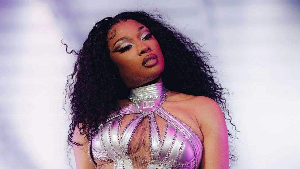 Megan Thee Stallion rrëfen për incidentin në të cilin ishte plagosur në të dyja këmbët