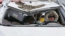 Banorët e Mariupolit në përpjekje për të ikur me vetura të shkatërruara