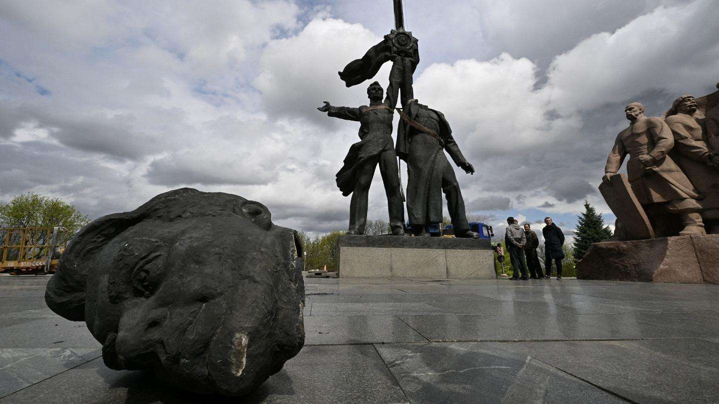 Shkatërrohet statuja e miqësisë Ukrainë-Rusi në qendër të Kievit