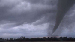 Tornadoja e fuqishme në Kansas kapet nga kamerat teksa kalon përmes qytetit