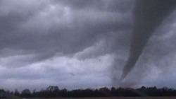 Tornadoja e fuqishme në Kansas kapet nga kamerat teksa kalon përmes qytetit