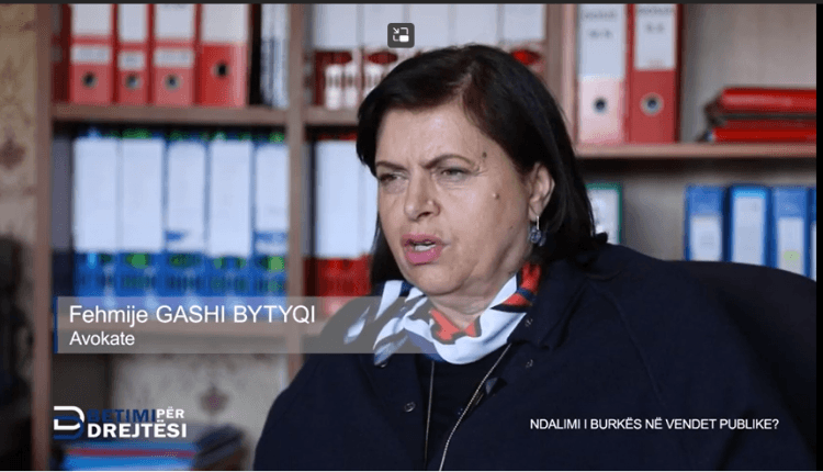 Avokatja tregon përvojën e saj kur kishte mbrojtur një grua me burkë